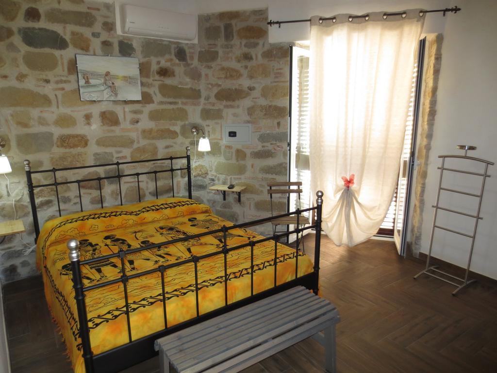 Aurora Bed And Breakfast Santo Stefano di Camastra Bilik gambar